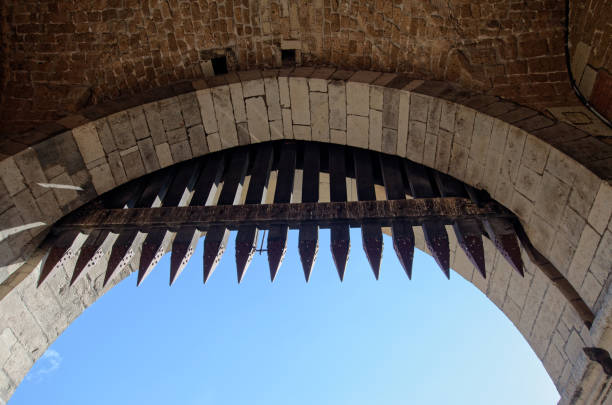 ворота городской стены - medieval castle gate portcullis стоковые фото и изображения