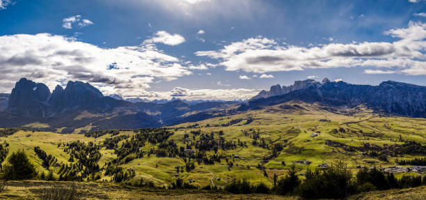 ・ カステルロットのアルペ ・ ディ ・ シウージ - travel seiseralm mountain european alps ストックフォトと画像