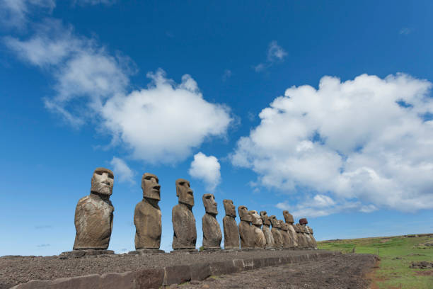 easter island moais at ahu tongariki - ahu tahai imagens e fotografias de stock