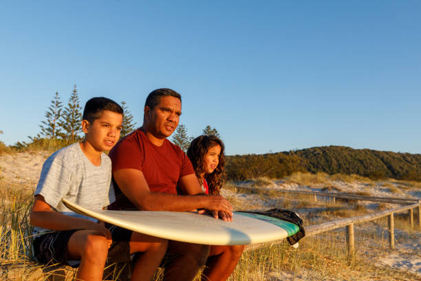 australian aboriginal vater und kinder - indigenous culture aborigine australia australian culture stock-fotos und bilder