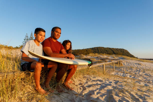 pai de aborígene australiano e crianças - surfing beach family father - fotografias e filmes do acervo
