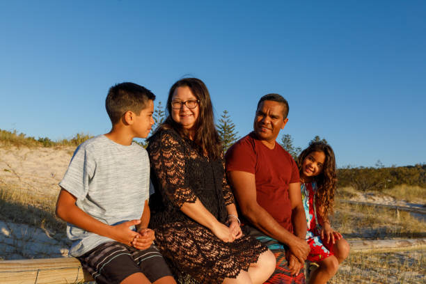 австралийская семья аборигенов - австралийские аборигены стоковые фото и изображения