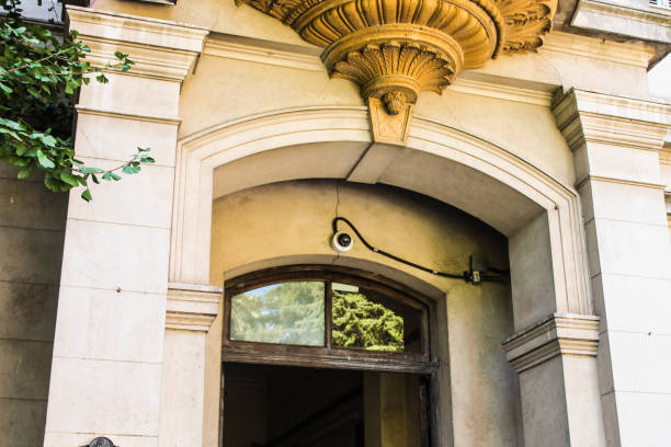 istock Vintage House Exterior 1025085226