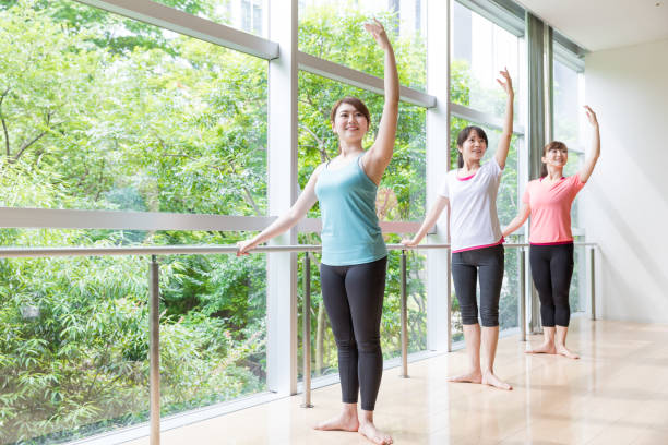 mujeres asiáticas atractivas ejercicio en gimnasio de deportes - estudio de ballet fotografías e imágenes de stock