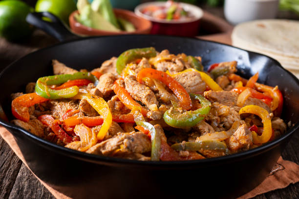 fajitas de pollo - mexican pots fotografías e imágenes de stock