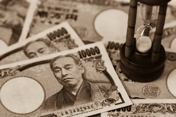 zeit ist geld - japanischer yenschein stock-fotos und bilder