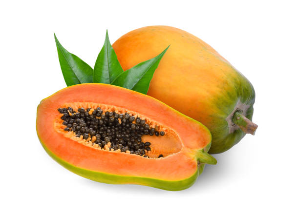 entero y mitad papaya madura con hojas verdes aisladas sobre fondo blanco - papaya fruta tropical fotografías e imágenes de stock