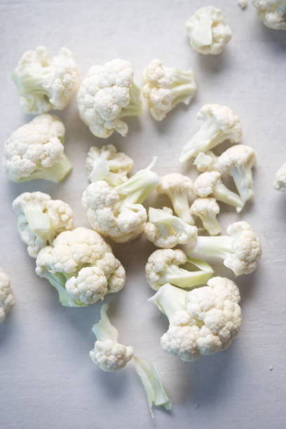 cauliflower cut into florets - footpath small green white imagens e fotografias de stock