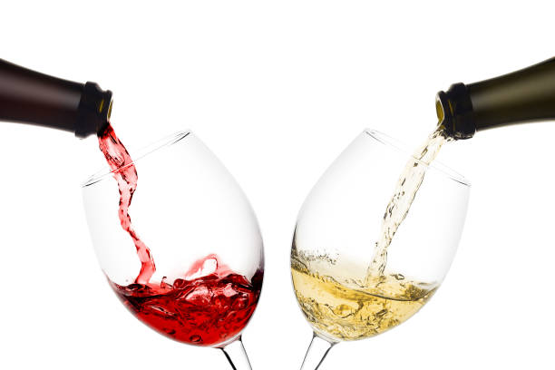 赤と白のワインの白地分離ワイン グラスにボトルから注がれる - wine pouring wineglass red ストックフォトと画像