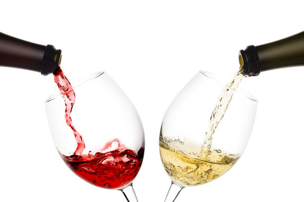 레드와 화이트 와인 병에서 흰색 배경, 고립 된 와인 글라스에 부 어 - wine pour 뉴스 사진 이미지