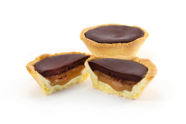 mała tarta z karmelem i czekoladą - shortbread caramel chocolate candy biscuit zdjęcia i obrazy z banku zdjęć