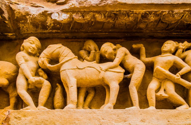 옅은 돌으로 새겨진 kahjuraho 사원, 인도에서 에로틱 한 장면 - kama sutra temple 뉴스 사진 이미지