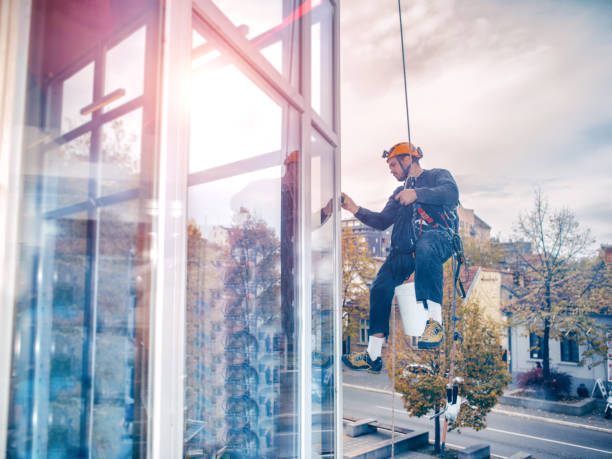 limpiacristales - cleaning window window washer built structure fotografías e imágenes de stock