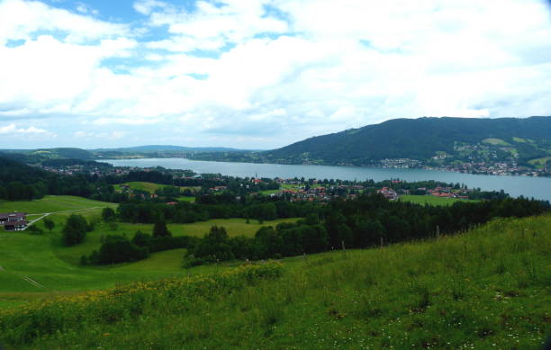 krajobraz z górami, jeziorem i zielonymi łąkami w południowych niemczech - tegernsee lake tegernsee lake mountain zdjęcia i obrazy z banku zdjęć