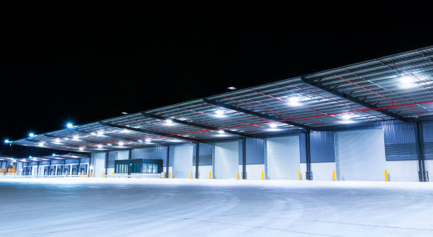 exterior of a large industrial warehouse in a commercial zone. - distribution warehouse industrial building large building exterior imagens e fotografias de stock