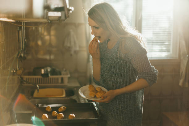 istock Casual dressed woman baking pastries in the kitchen 1025372604