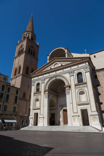 fachada do saint andrea cathedral com a torre de sino em mântua-itália - italy bell tower built structure building exterior - fotografias e filmes do acervo