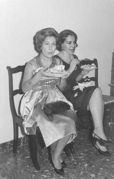 1960-frauen auf party - italien fotos stock-fotos und bilder