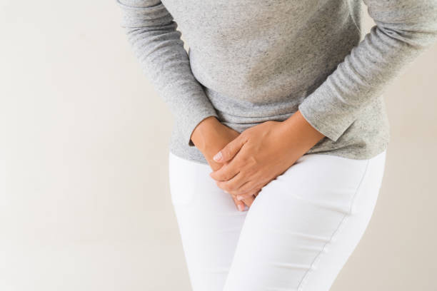 mujer joven con dolor de estómago con las manos manteniendo presionando su abdomen inferior de la entrepierna. problemas médicos o ginecológicos, concepto salud - orinar fotografías e imágenes de stock