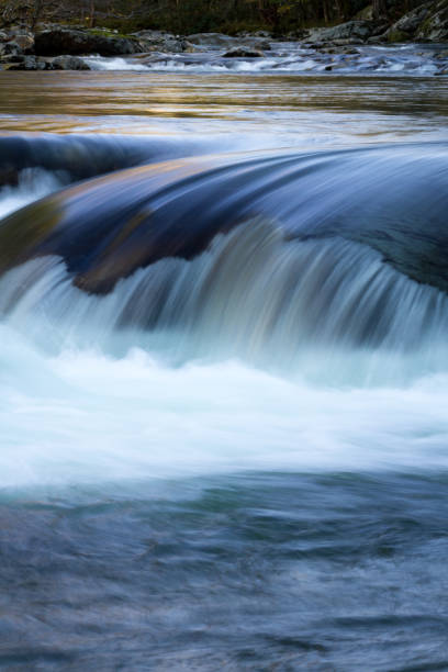 вертикальные падения воды над гладкими скалами в зимнем ландшафте - waterfall great smoky mountains great smoky mountains national park tennessee стоковые фото и изображения