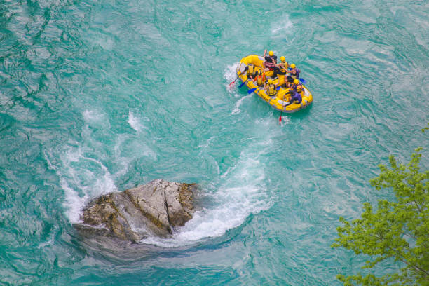 wildwasser-rafting am fluss tara - white water rafting outdoor pursuit rafting rapid stock-fotos und bilder