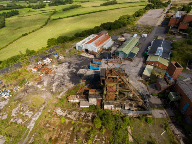 miniera di carbone abbandonata nel galles meridionale - pit mine mining mine shaft wales foto e immagini stock