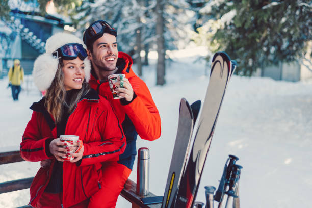 스키 휴가에 커플 - romance skiing ski resort couple 뉴스 사진 이미지
