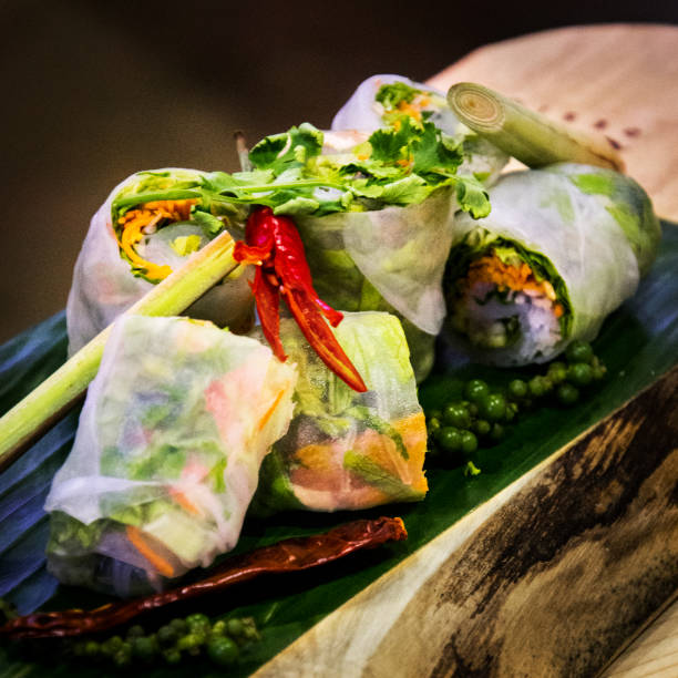 ビーガン ライス ペーパー春巻き - rolled up rice food vietnamese cuisine ストックフォトと画像