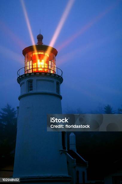 Histórica De Umpqua Lighthouse En La Costa De Oregon Foto de stock y más banco de imágenes de Faro - Estructura de edificio