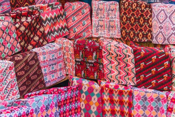 topi de dhaka nepalês cap nacional à venda na rua, fundo - dhaka topi - fotografias e filmes do acervo