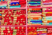 bunte-indische-nepalesischen-sari-stoff-zum-verkauf-auf-dem-markt.jpg?b=1&s=170x170&k=20&c=nFdn7FrJxJM60FAr1nWyD_sukF9UL-8EgkXR-7p8hps=