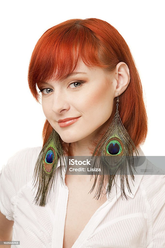 Портрет молодой красивые Рыжие волосы женщины с Серьги павлин - Стоковые фото Вертикальный роялти-фри