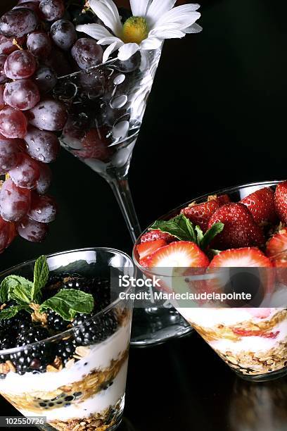 Foto de Parfaits De Frutas e mais fotos de stock de Alimentação Saudável - Alimentação Saudável, Baga - Fruta, Café da manhã