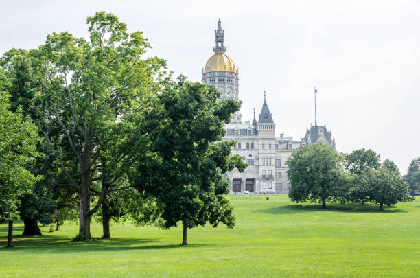 Facade of the Hartford State Capitol in Connecticut during summer day Facade of the Hartford State Capitol in Connecticut during summer day, seen from Bushnell Park american hartford gold reviews us stock pictures, royalty-free photos & images