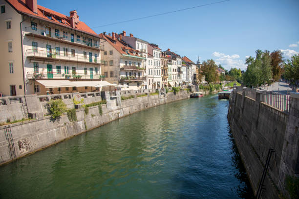 calle de ljublijana y río - ljublijana fotografías e imágenes de stock