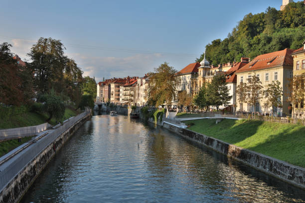 calle de ljublijana y río - ljublijana fotografías e imágenes de stock