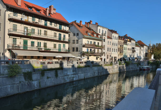 calle de ljublijana y río - ljublijana fotografías e imágenes de stock