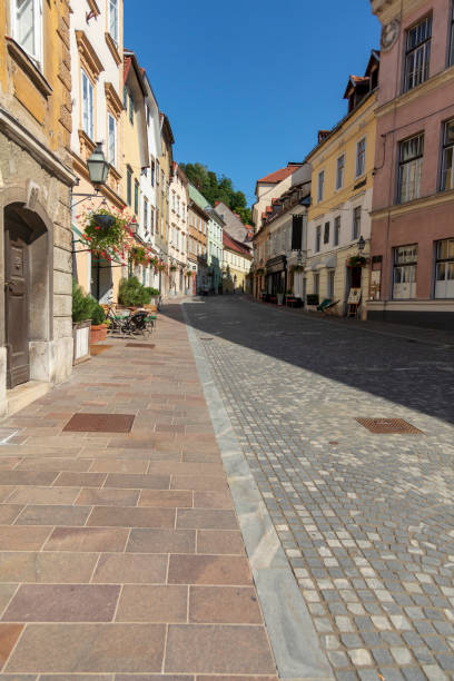 calle de gornji ljublijana - ljublijana fotografías e imágenes de stock