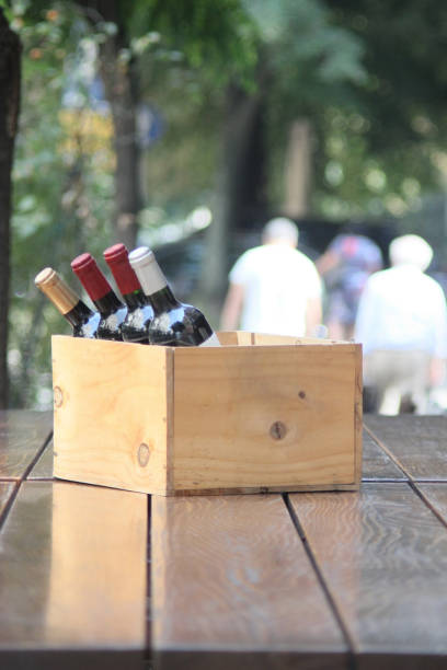 mesa de café de calçada com garrafas de vinho - high seat - fotografias e filmes do acervo