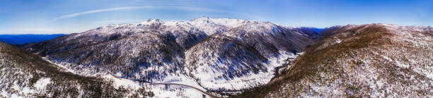 d sm 스레드 보 밸리도로 180 폭 - kosciuszko national park 뉴스 사진 이미지