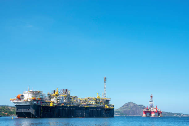морские нефтяные платформы - oil rig brazil oil industry petroleum стоковые фото и изображения