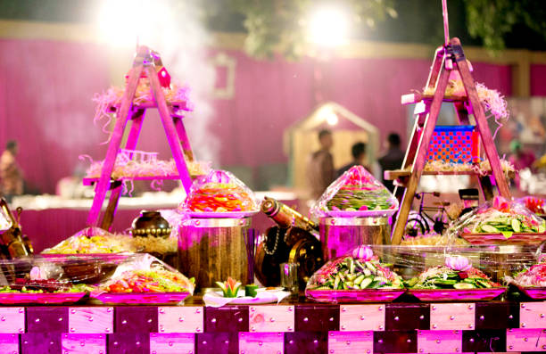 joliment décoré table de banquet traiteur avec variété de nourriture différente des collations et des amuse-gueules sur les événement de la fête ou de célébration de mariage - ambiance événement photos et images de collection