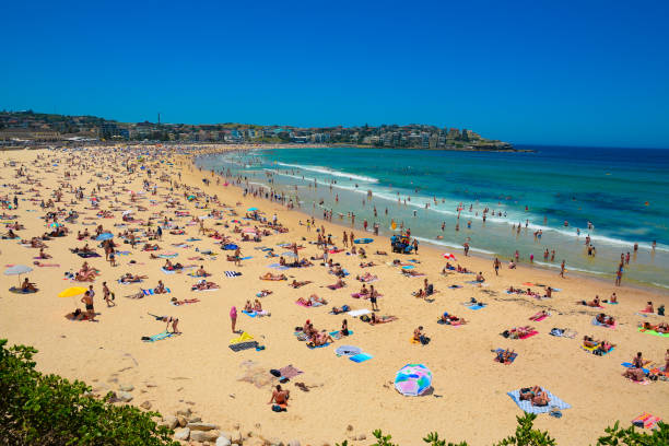 la plage de bondi plein de touristes pour des vacances, sydney, australie - sydney australia australia beach image photos et images de collection