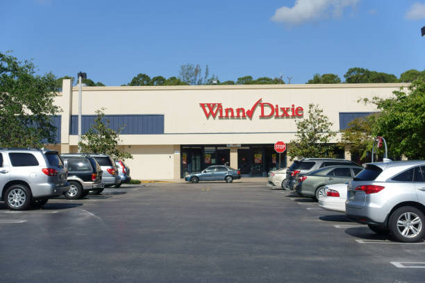 winn dixie supermarket storefront in florida - winn dixie imagens e fotografias de stock