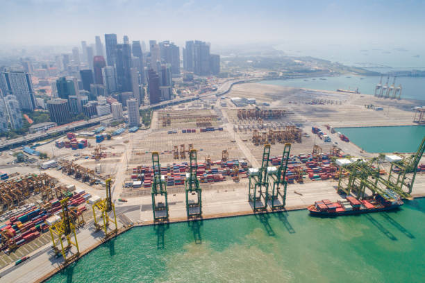 container cargo fracht versenden mit kranbrücke in werft in singapur arbeiten - singapore harbour stock-fotos und bilder