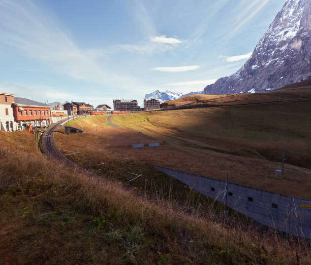 vista de pueblo de montaña en medio de jungfraujoch - interlaken railroad station train rural scene fotografías e imágenes de stock