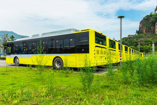 un grand nombre de nouveaux autobus électriques garé dans le stationnement - bus speed transportation public utility photos et images de collection