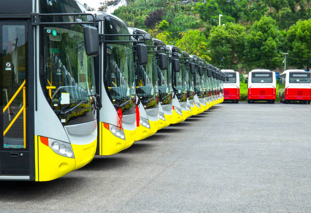 un grand nombre de nouveaux autobus électriques garé dans le stationnement - bus speed transportation public utility photos et images de collection