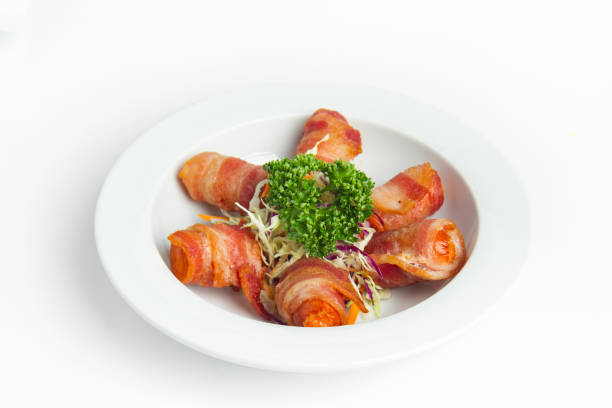 saucisses frites au bacon accompagner de mélange végétale sur fond blanc - blanket pig hot dog sausage photos et images de collection