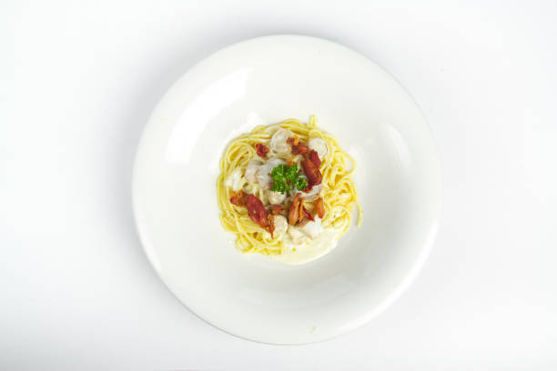 spaghetti carbonara weiße sahne-sauce mit knusprigem speck und pilzen - pasta cabonara stock-fotos und bilder